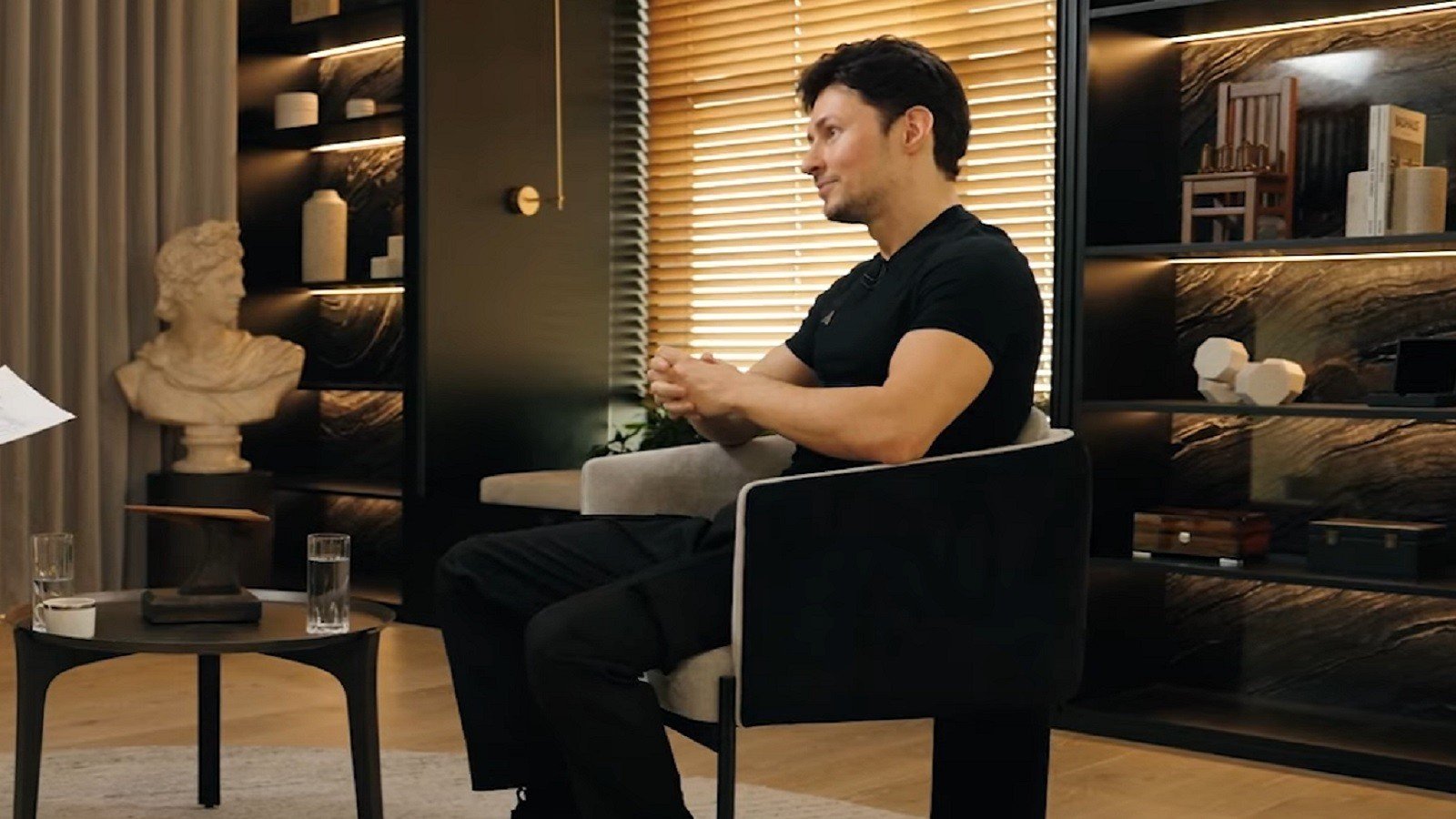 В интервью Павла Дурова заметили два стула на одном из них пики точеные