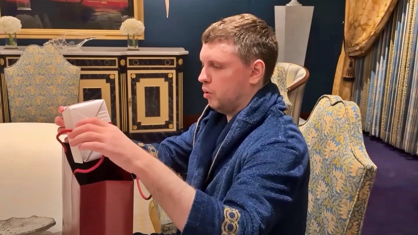 Папич арендовал вертолет и купил своей операторше дорогой подарок