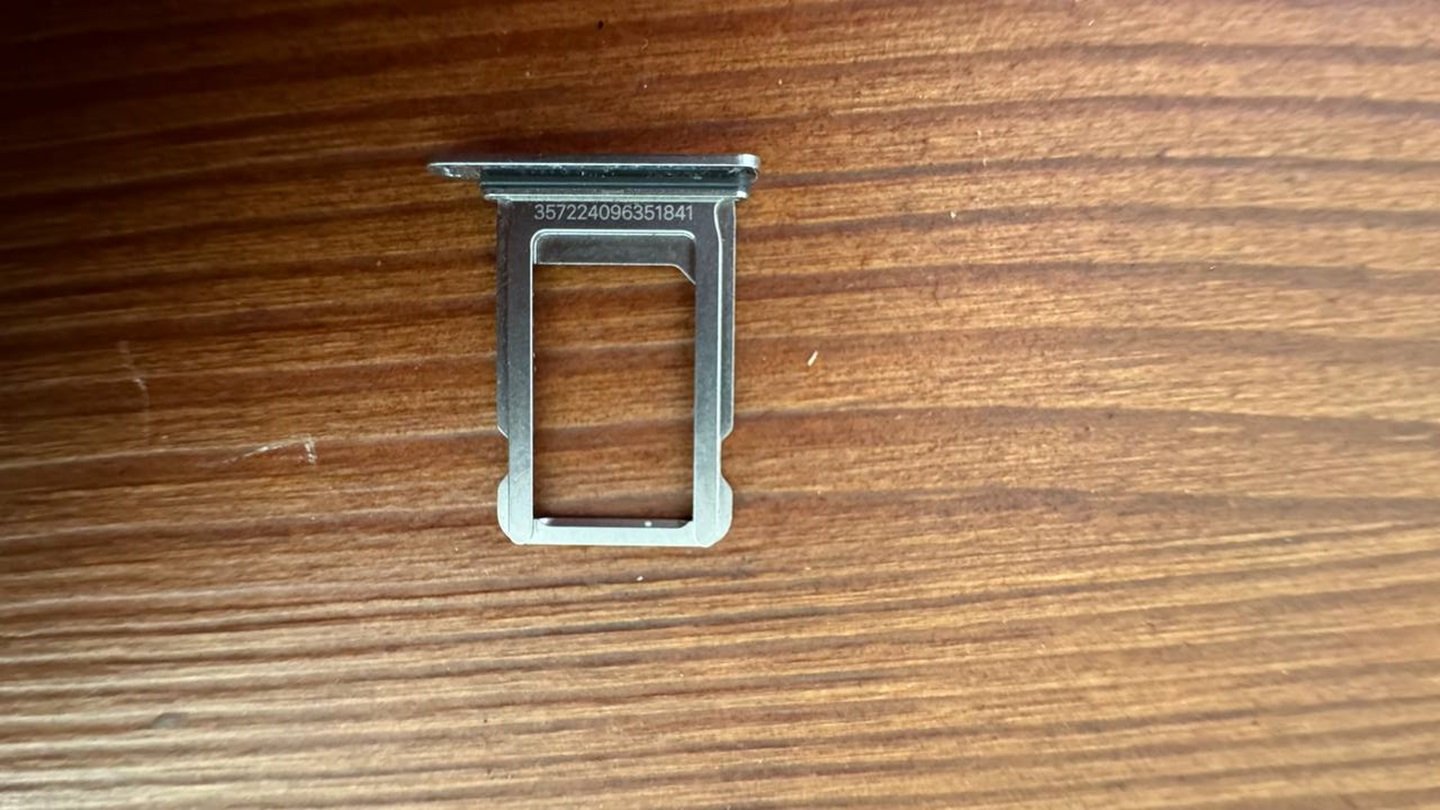 Источник: CQ / Лоток SIM-карты iPhone XS