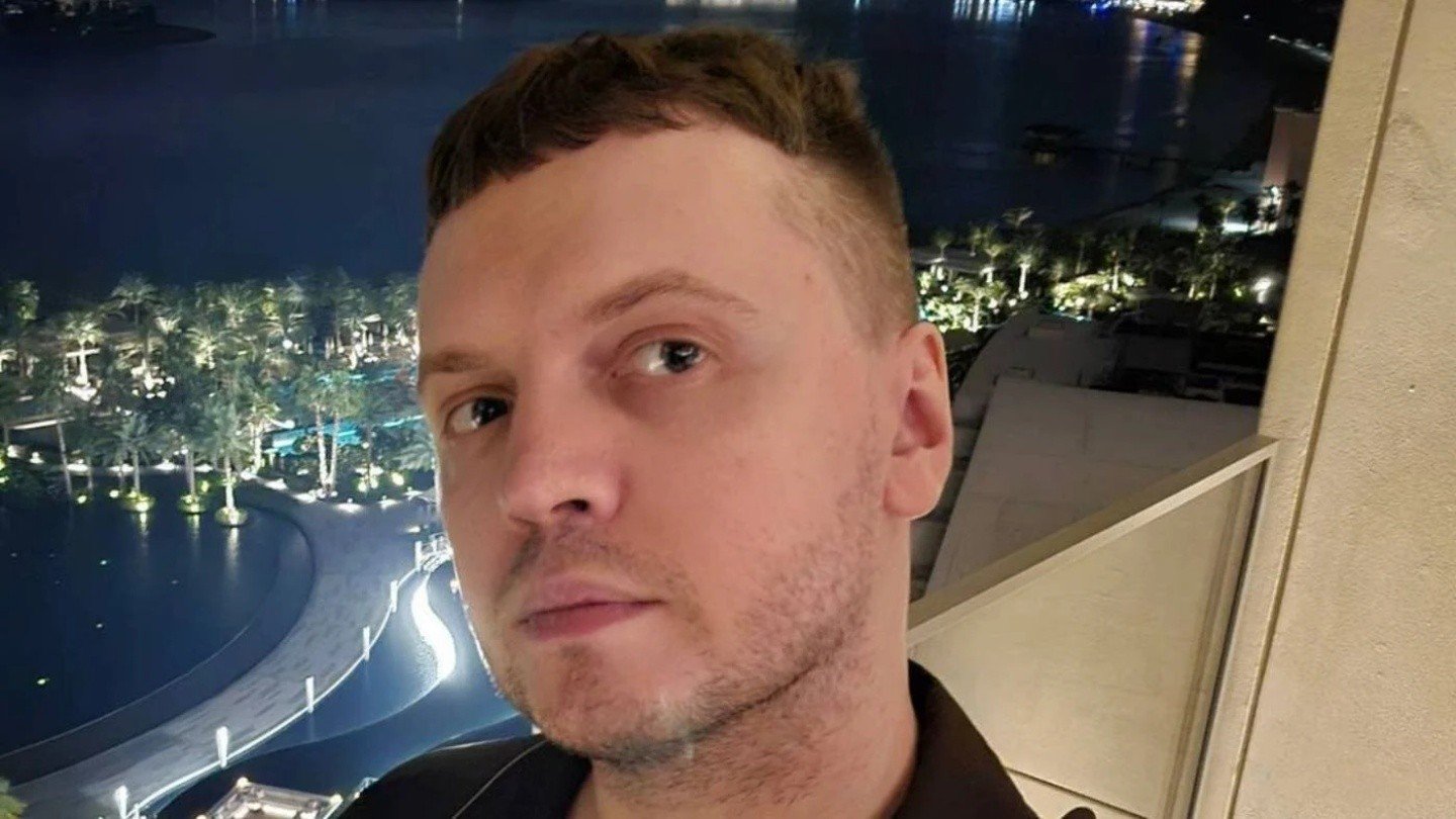 Папич случайно спалил лицо девушки которая улетела с ним в Дубай