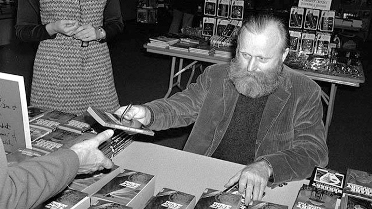 Источник: historylink.org / Фрэнк Герберт подписывает книгу