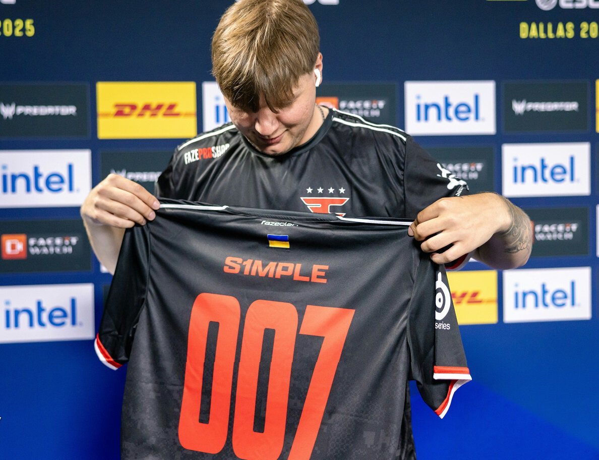 Симпл в футболке FaZe с номером 007. Источник фото: HLTV