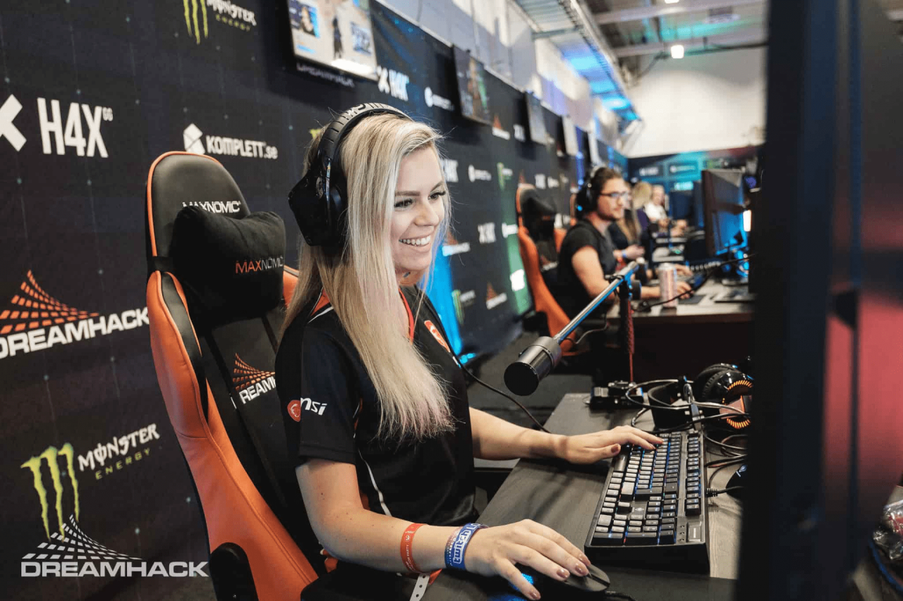 Кибер спортсменка. Максим Луста киберспорт. Киберспортсмены девушки. Женский киберспорт. Девушка стример.