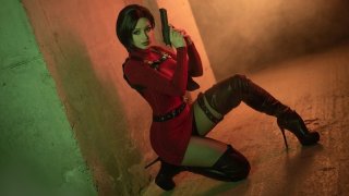 Российская косплеерша разделась в образе Ады Вонг из Resident Evil 4