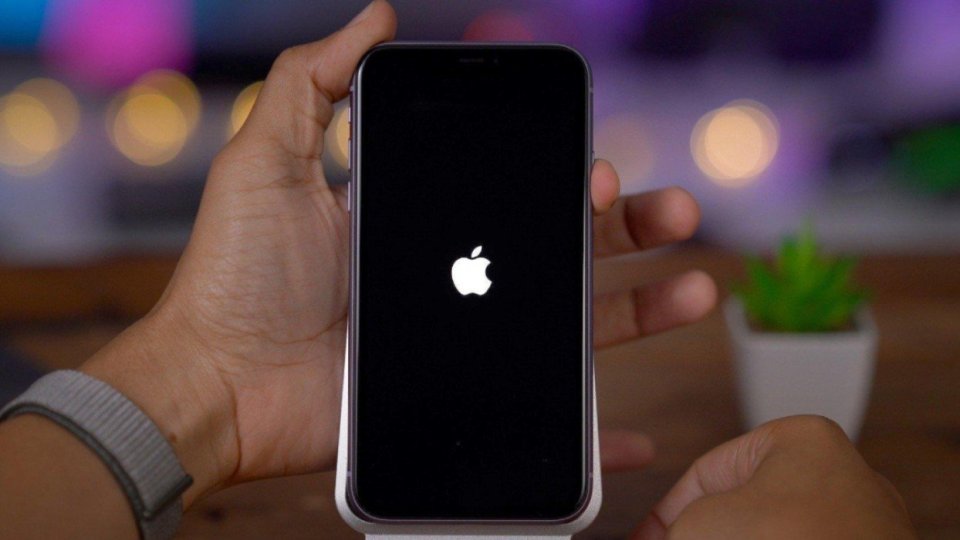 Айфон с выключенным экраном. Включение экрана смартфона. Айфон включается. Экран не реагирует на прикосновения. Экран выключения айфона 11.