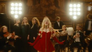 Мэйби Бэйби выпустила клип к песне Принцесса Диана с симфоническим оркестром